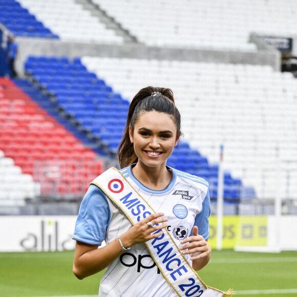 Exclusif - Diane Leyre, Miss France 2022 lors du match de football caritatif (Le match des héros Unicef) entre l'OL Légendes et la team Unicef au Groupama Stadium à Lyon en faveur des enfants d'Ukraine et pour célébrer les 20 ans du premier titre de Champion de France de l Olympique Lyonnais le 10 mai 2022. © Pierre Perusseau / Bestimage 