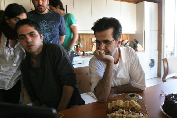 Le réalisateur iranien Jafar Panahi dans sa maison après sa libération de la prison de Téhéran le 25 mai 2010