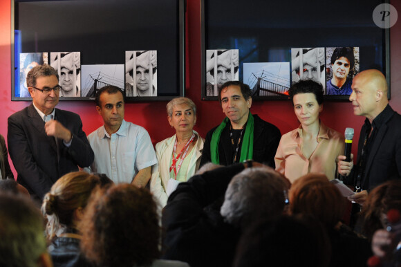 Les réalisateurs iraniens Mamad Haghighat, Bahman Ghobadi et Mohsen Makhmalbaf avec l'actrice Juliette Binoche, Olivier Poivre d'Arvor et un interprète lors d'un événement en soutien avec Jafar Panahi au Festival de Cannes 2010