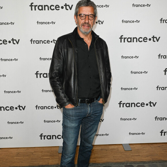 Michel Cymes au photocall pour la conférence de presse de rentrée de France TV à la Grande Halle de la Villette à Paris, France, le 6 juillet 2022. © Coadic Guirec/Bestimage 