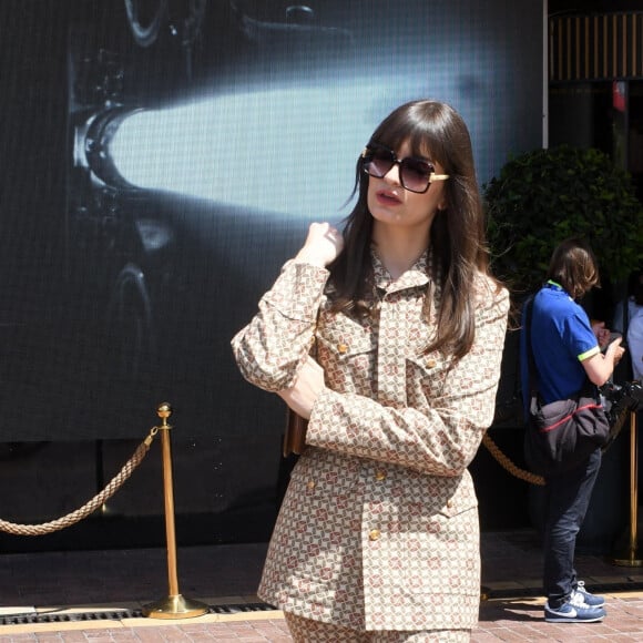 Clara Luciani se promène sur la croisette lors du 75ème Festival International du Film de Cannes, le 21 mai 2022. 