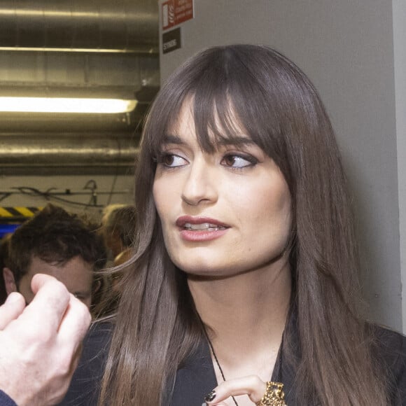 Exclusif - Clara Luciani - Backstage de l'émission spéciale "Unis pour l'Ukraine" à la Maison de la Radio et de la Musique, diffusée en direct sur France 2 et présentée par Nagui et Leïla.Kaddour à Paris le 8 mars 2022. France Télévisions et Radio France s'associent, face à l'urgence humanitaire, pour soutenir et aider le peuple ukrainien et toutes les populations touchées par le conflit, sur place et dans les pays limitrophes. Le service public s'engage aux côtés de la Croix-Rouge française, qui lance un appel aux dons financiers, pour faire face aux besoins humanitaires, qui ne cessent de s'intensifier. Cette soirée spéciale est diffusée en simultané sur France 2 et France Inter avec un concert exceptionnel en direct, avec la participation des formations musicales de Radio France. Avec cette soirée, France Télévisions et Radio France permettent aux Français de répondre concrètement à l'urgence humanitaire, à l'intérieur et à l'extérieur de l'Ukraine, à travers des dons à la Croix-Rouge française. © Cyril Moreau / Jack Tribeca / Bestimage 