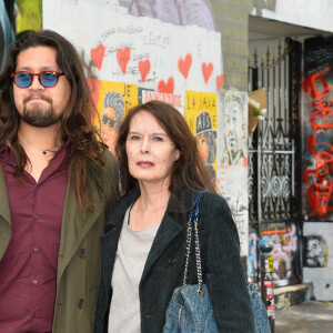 Lulu Gainsbourg et sa mère Bambou devant le 5 bis, rue de Verneuil lors du lancement officiel de l'association Serge Gainsbourg au cabaret Don Camilo à Paris, le 2 avril 2017.© Guirec Coadic/Bestimage 