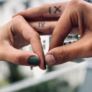 Les doigts de Lulu Gainsbourg et de sa chérie Lilou