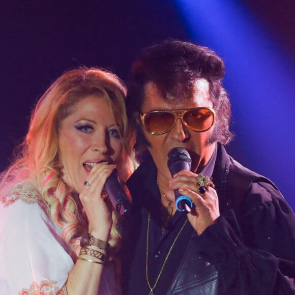 Exclusif - Loana (Loana Petrucciani), Eric Prayer (sosie d'Elvis Presley) - Concert de Eryl Prayer (sosie d'Elvis Presley) lors de la tournée "Elvis Tour intimiste" avec la participation de Loana au bateau théâtre "Le Nez Rouge" à Paris, le 26 juin 2021. © Christophe Clovis / Bestimage