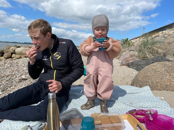 Jonas Vingegaard avec sa compagne Trine Hansen et leur fille.