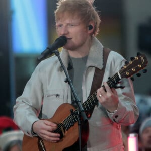 Ed Sheeran se produit au Today Show à New York City, New York, Etats-Unis, le 9 décembre 2021. 