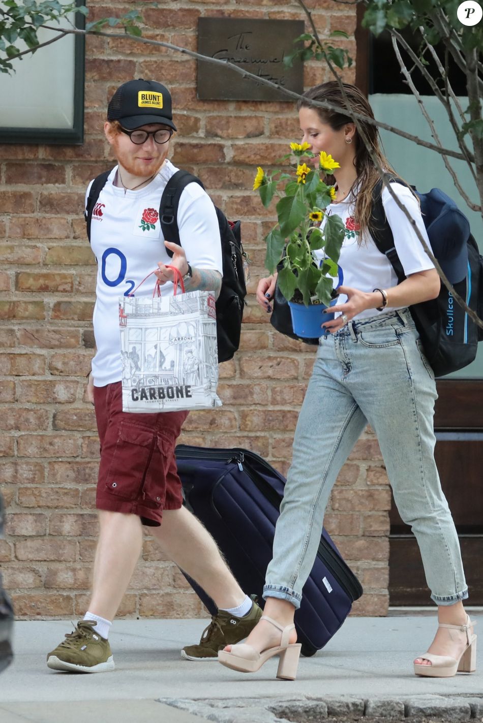 Ed Sheeran et sa compagne Cherry Seaborn quittent leur hôtel de New
