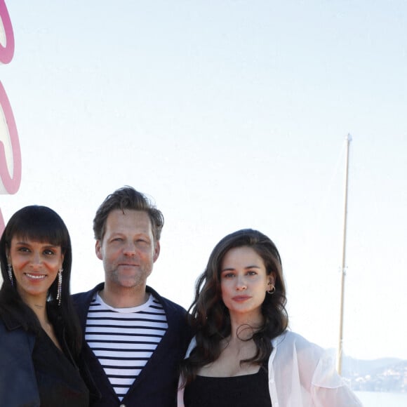 Shy'm (Tamara Marthe), Jamie Bamber et Lucie Lucas au photocall de la série "Cannes confidential" lors de la 5ème saison du festival International des Séries "Canneseries" à Cannes le 5 avril 2022. © Denis Guignebourg / Bestimage 