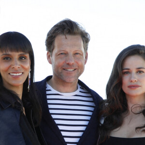 Shy'm (Tamara Marthe), Jamie Bamber et Lucie Lucas au photocall de la série "Cannes confidential" lors de la 5ème saison du festival International des Séries "Canneseries" à Cannes le 5 avril 2022. © Denis Guignebourg / Bestimage 