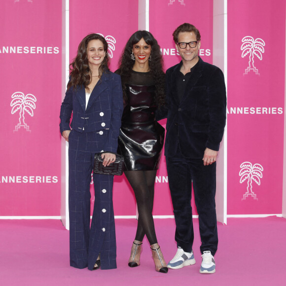 Lucie Lucas, Shy'm (Tamara Marthe) et Jamie Bamber pour la série "Cannes Confidential" - Photocall lors de la 5ème saison du festival International des Séries "Canneseries" à Cannes le 4 avril 2022. © Denis Guignebourg / Bestimage 