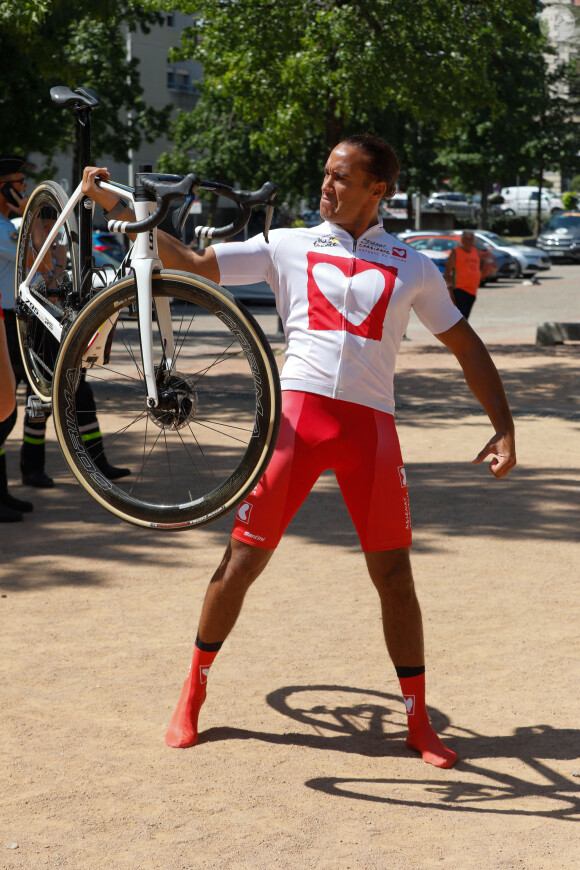 Laurent Maistret (Koh Lanta) - Préparatifs des personnalités participant à l'"étape du coeur" de l'association "Mécénat Chirurgie Cardiaque" (MCC) lors du tour de France sur la zone de départ à Rives de Gier, France, le 15 juillet 2022. © Christophe Clovis/Bestimage 