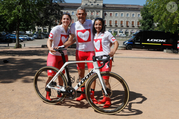 Préparatifs des personnalités participant à l'"étape du coeur" de l'association "Mécénat Chirurgie Cardiaque" (MCC) lors du tour de France sur la zone de départ à Rives de Gier, France, le 15 juillet 2022. © Christophe Clovis/Bestimage 