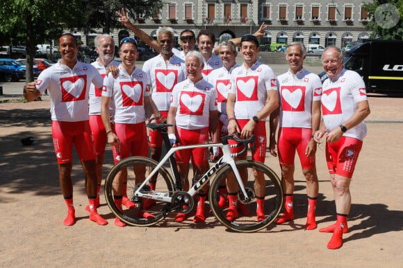 L'équipe de MCC - Préparatifs des personnalités participant à l'"étape du coeur" de l'association "Mécénat Chirurgie Cardiaque" (MCC) lors du tour de France sur la zone de départ à Rives de Gier, France. © Christophe Clovis/Bestimage 