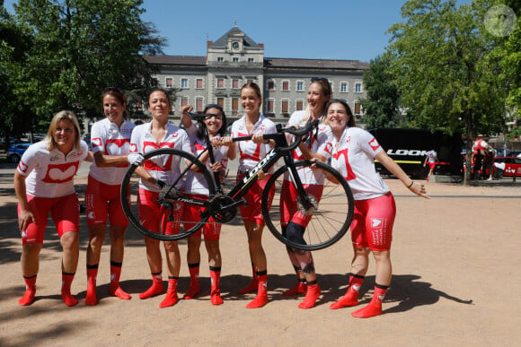 Préparatifs des personnalités participant à l'"étape du coeur" de l'association "Mécénat Chirurgie Cardiaque" (MCC) lors du tour de France sur la zone de départ à Rives de Gier, France, le 15 juillet 2022. © Christophe Clovis/Bestimage 