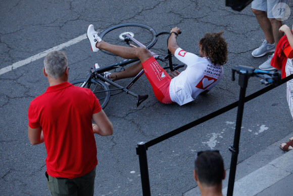 Laurent Maistret (Koh Lanta) fait une lourde chute lors des éssais du matériel - Essais des vélos des personnalités participant à l'étape du coeur de l'association "Mécénat Chirurgie Cardiaque" (MCC) à l'Hôtel Ibis Centre lors du tour de France, St Etienne, France, le 14 juillet 2022. © Christophe Clovis / Bestimage 