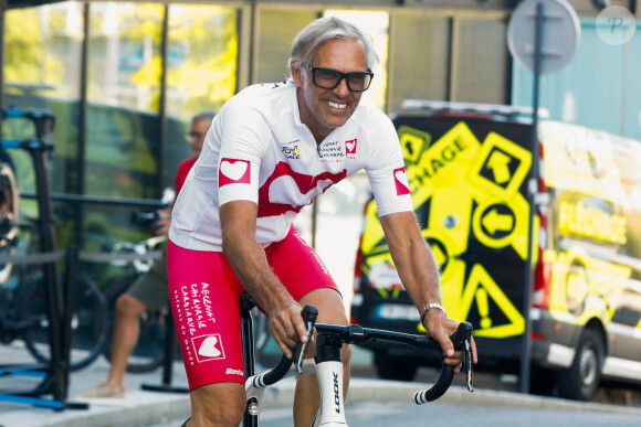 Paul Belmondo - Essais des vélos des personnalités participant à l'étape du coeur de l'association "Mécénat Chirurgie Cardiaque" (MCC) à l'Hôtel Ibis Centre lors du tour de France, St Etienne, France, le 14 juillet 2022. © Christophe Clovis / Bestimage 