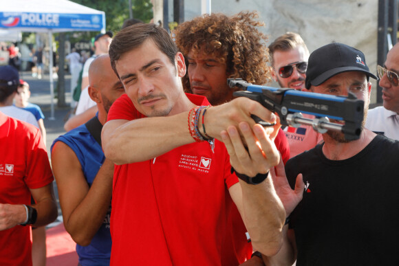 Claude Dartois (Koh Lanta), Laurent Maistret (Koh lanta) sur le stand de la police nationale - Les personnalités participant à l"étape du coeur de l'association "Mécénat Chirurgie Cardiaque" (MCC) à l'Hôtel Ibis Centre lors du tour de France, St Etienne, France, le 14 juillet 2022. © Christophe Clovis / Bestimage 