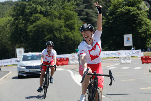 Exclusif - Dounia Coesens, Charlotte Lemblach - - Personnalités lors de l'Etape du Coeur de l'association Mécénat Chirurgie Cardiaque (MCC) entre Rive-de-Gier et Saint-Etienne à l'occasion du Tour de France 2022. Le 15 juillet 2022 © Christophe Clovis / Bestimage