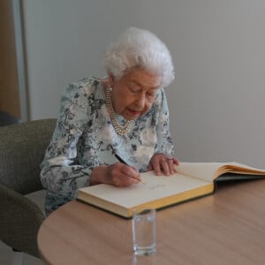 La reine Elisabeth II d'Angleterre lors de l'inauguration de l'hospice de la Tamise à Maidenhead, Berkshire, Royaume Uni, le 15 juillet 2022. 