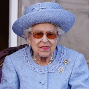 La reine Elisabeth II d'Angleterre assiste à la parade de la Royal Company of Archers dans les jardins du palais de Holyroodhouse à Édimbourg, Royaume Uni, le 30 juin 2022. 