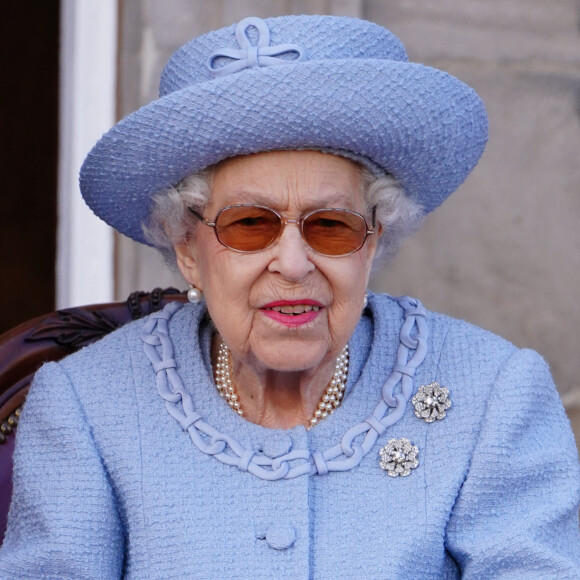 La reine Elisabeth II d'Angleterre assiste à la parade de la Royal Company of Archers dans les jardins du palais de Holyroodhouse à Édimbourg, Royaume Uni, le 30 juin 2022. 
