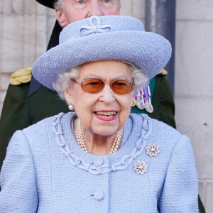 La reine Elisabeth II d'Angleterre assiste à la parade de la Royal Company of Archers dans les jardins du palais de Holyroodhouse à Édimbourg, Royaume Uni, le 30 juin 2022. 