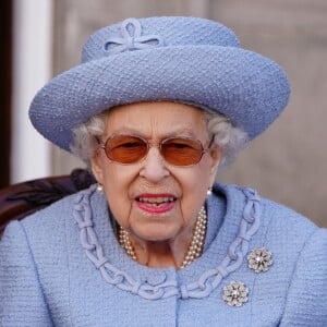 La reine Elisabeth II d'Angleterre assiste à la parade de la Royal Company of Archers dans les jardins du palais de Holyroodhouse à Édimbourg, Royaume Uni. 