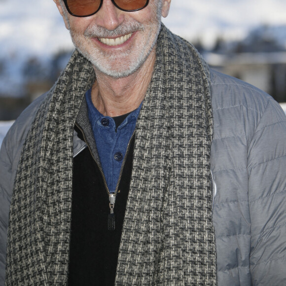 Thierry Lhermitte - Photocall du film "Alors on danse" lors de la 25ème édition du Festival international du film de comédie de l'Alpe d'Huez le 19 janvier 2022. © Christophe Aubert via Bestimage