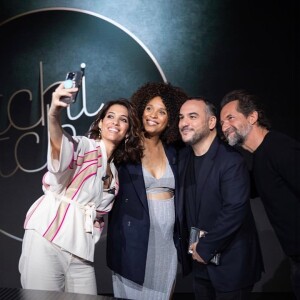 Stefi Celma, enceinte, pose avec ses collègues du film Champagne.