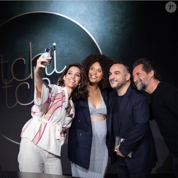 Stefi Celma, enceinte, pose avec ses collègues du film Champagne.