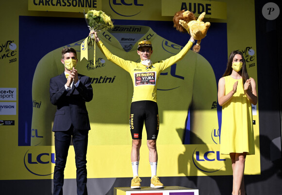 Vingegaard Jonas (DEN) de la Team Jumbo-Visma sur le podium de la 15ème étape du Tour de France 2022 entre Rodez et Carcassone, le 17 juillet 2022.