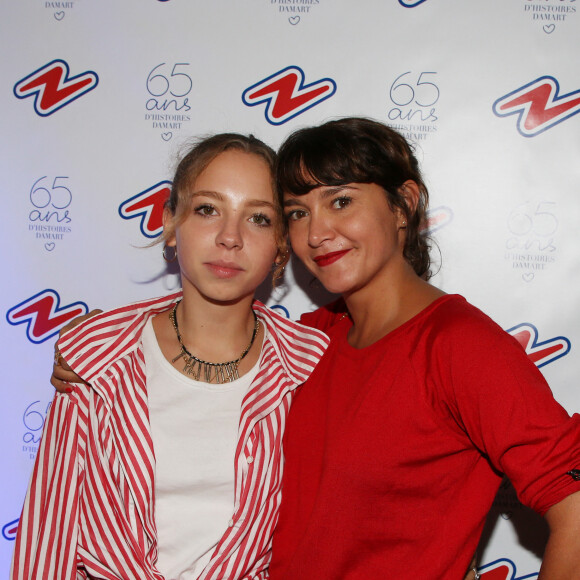 Emma de Caunes et sa fille Nina Blanc-Francard (fille de Sinclair) - Soirée "Tricolore Party" pour célébrer le 65ème anniversaire du Thermolactyl de Damart à la Maison Molière à Paris le 13 septembre 2018. © Denis Guignebourg/Bestimage