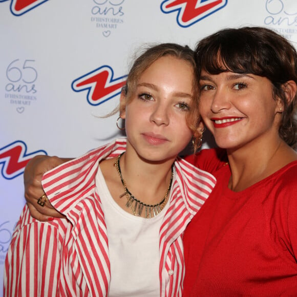 Emma de Caunes et sa fille Nina Blanc-Francard (fille de Sinclair) - Soirée "Tricolore Party" pour célébrer le 65ème anniversaire du Thermolactyl de Damart à la Maison Molière à Paris le 13 septembre 2018. © Denis Guignebourg/Bestimage