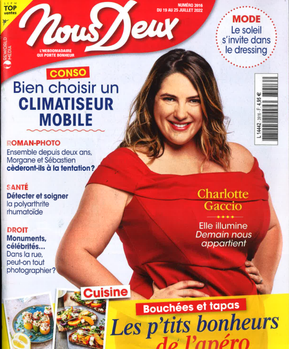 Charlotte Gaccio fait la couverture du nouveau numéro du magazine "Nous Deux" paru le 19 juillet 2022