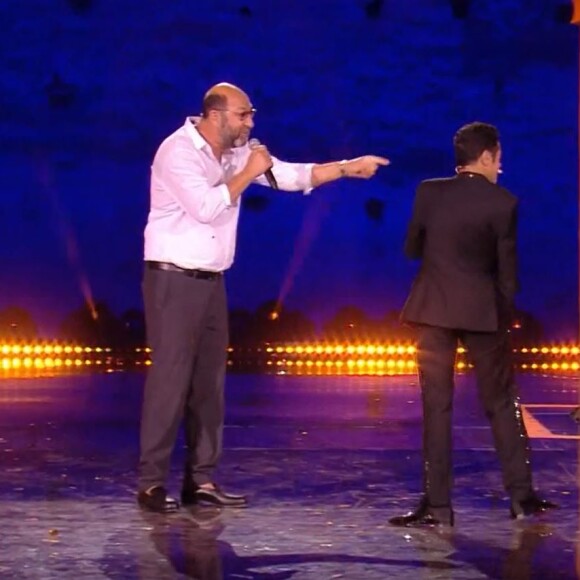 Kad Merad fait un clin d'oeil à Julia Vignali lors du "Marrakech du rire 2022", le 19 juillet, sur M6