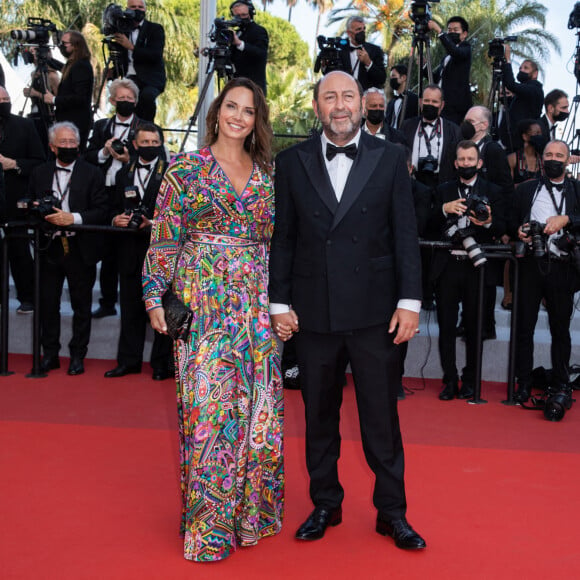 Kad Merad et sa compagne Julia Vignali - Montée des marches du film " OSS 117 : Alerte rouge en Afrique Noire " lors du 74ème Festival International du Film de Cannes. Le 17 juillet 2021 © Borde-Jacovides-Moreau / Bestimage 