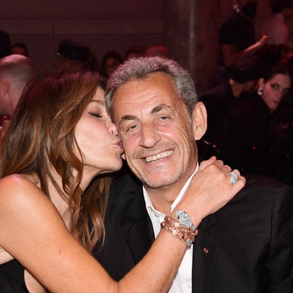 Carla Bruni-Sarkozy et son mari Nicolas Sarkozy - 19ème "Diner de la Mode" au bénéfice de Sidaction au Pavillon Cambon Capucines dans le cadre de la Fashion Week de Paris, France. Le 7 juillet 2022. © Rachid Bellak / Bestimage 