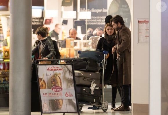 Exclusif - Elodie Frégé et son fiancé Gian Marco Tavani arrivent à l'aéroport Roissy CDG le 25 février 2019.