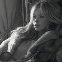 Kate Moss : Avec le séduisant Baptiste Giabiconi ou nue dans une voiture... elle reste parfaite !