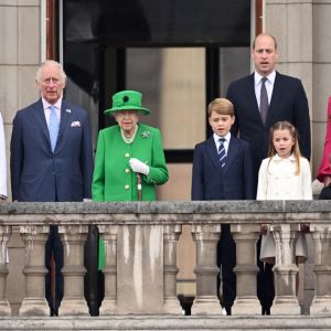 Camilla Parker Bowles, duchesse de Cornouailles, Le prince Charles, prince de Galles, La reine Elisabeth II d'Angleterre, le prince William, duc de Cambridge, Catherine Kate Middleton, duchesse de Cambridge et leurs enfants le prince George, la princesse Charlotte et le prince Louis - La famille royale regarde la grande parade qui clôture les festivités du jubilé de platine de la reine à Londres le 5 juin 2022. 