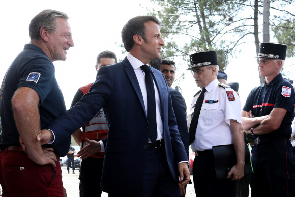 Le président français Emmanuel Macron se rend sur le site du poste de commandement opérationnel pour rencontrer les personnels de la sécurité civile, des forces de l'ordre, des pompiers et de l'ensemble des personnnes mobilisées pour maîtriser les incendies à Teste-de-Buch en Gironde, proche de Bordeaux, le 20 juillet 2022. © Stéphane Lemouton/Bestimage