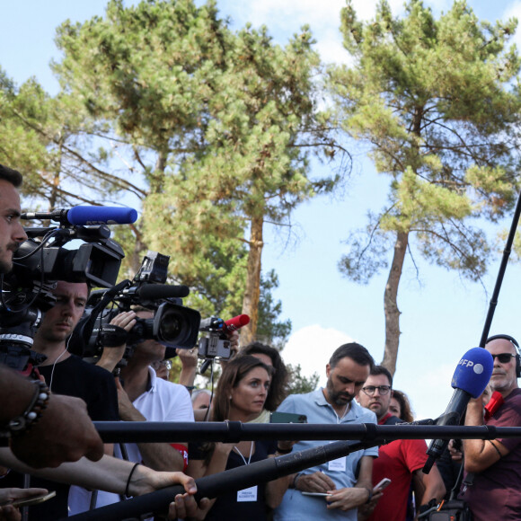 Le président français Emmanuel Macron se rend sur le site du poste de commandement opérationnel pour rencontrer les personnels de la sécurité civile, des forces de l'ordre, des pompiers et de l'ensemble des personnnes mobilisées pour maîtriser les incendies à Teste-de-Buch en Gironde, proche de Bordeaux, le 20 juillet 2022. © Stéphane Lemouton/Bestimage