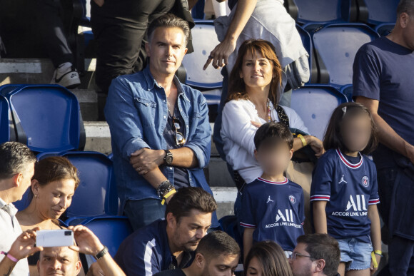 Semi Exclusif - Faustine Bollaert, son mari Maxime Chattam et leurs enfants Abbie et Peter sont en tribune lors de la rencontre de football Paris Saint Germain PSG contre Clermont (4-0) au Parc des Princes à Paris le 11 septembre 2021. 