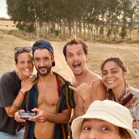 Laury Thilleman et son mari Juan Arbeláez, Laure Manaudou et son compagnon Jérémy Frérot en vacances ensemble, sur Instagram le 15 juillet 2021.