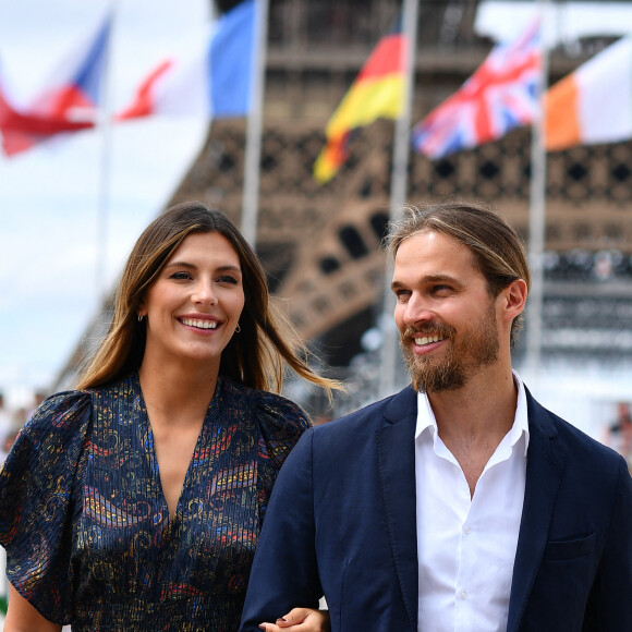 Camille Cerf, miss France 2015 et ambassadrice LPEJ 2022 et son compagnon Théo Fleury - Reconnaissance des invités people du prix Saint Laurent Eiffel Challenge lors du "Longines Paris Eiffel Jumping" au Champ de Mars à Paris le 26 juin 2022 © Gorassini / Perusseau / Tribeca / Bestimage