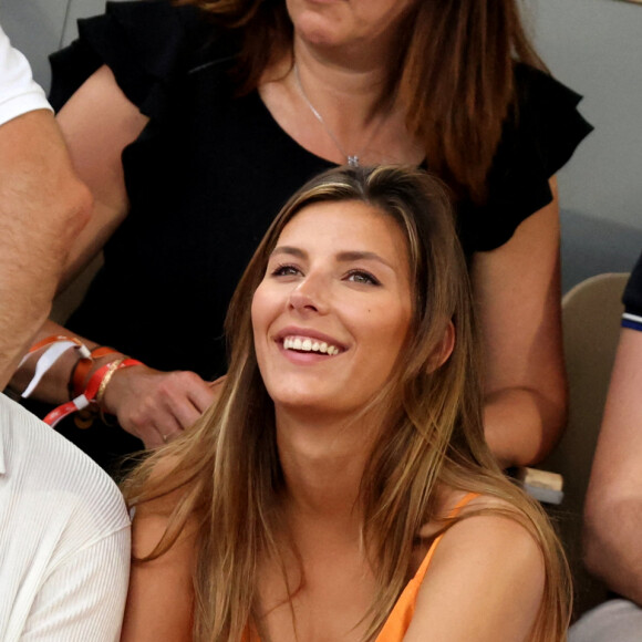 Théo Fleury et sa compagne Camille Cerf, Miss France 2015 en tribune (jour 14) lors des Internationaux de France de Tennis de Roland Garros 2022 à Paris, France, le 4 juin 2022. © Dominique Jacovides/Bestimage