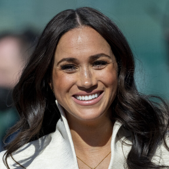 Le prince Harry et Meghan Markle assistent à la finale d'athlétisme, au deuxième jour des Invictus Games 2020 à La Haye, le 17 avril 2022. 