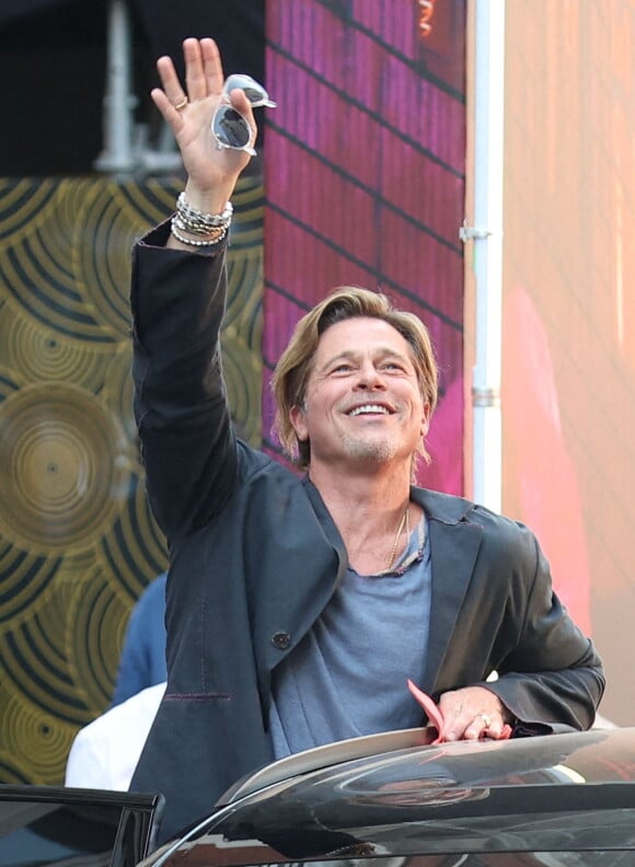 Brad Pitt arrive à la première du film "Bullet Train" au Grand Rex à Paris le 18 juillet 2022. 