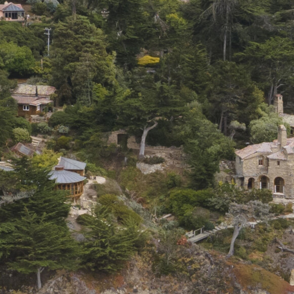 Exclusif - Brad Pitt s'offre une maison de 40 millions de dollars à flanc de falaise à Carmel Highlands.